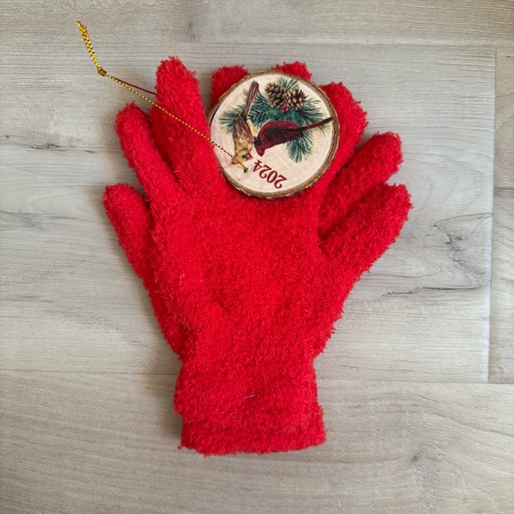 🔵 {3/$20} Holiday Gift Set - Fuzzy Gloves & Ornament - Picture 5 of 6